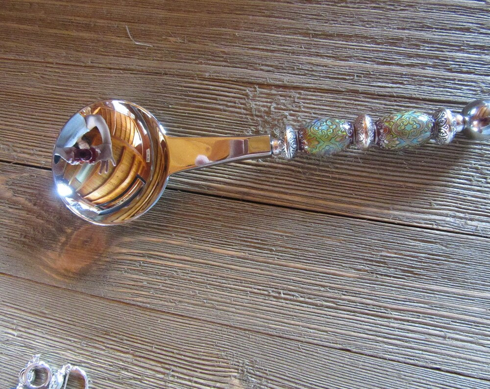 Mood Bead Color Change Herb Scoop - a fun and unique transforming spoon for home decor and practical use