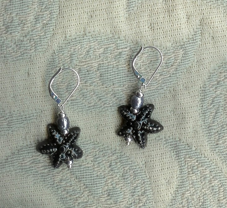 STARFISH SEA EARRING - Hand painted starfish earrings featuring a freshwater pearl topper, perfect for ocean lovers and boho style enthusiasts.