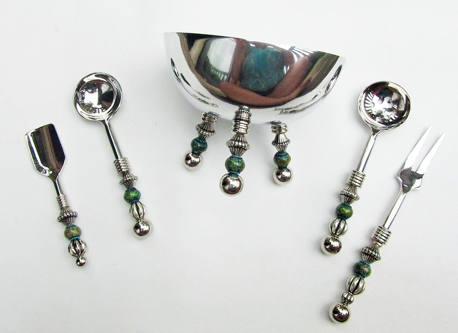 Stylish and functional serving set featuring a bowl and matching utensils, perfect for enhancing your living space with fun and useful home decor.